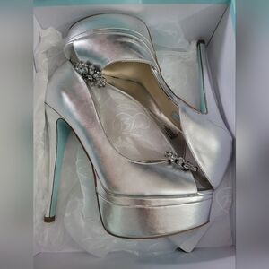 NIB Betsey Johnson Blue Wedding Honor Silver Metal Pumps Sz 10